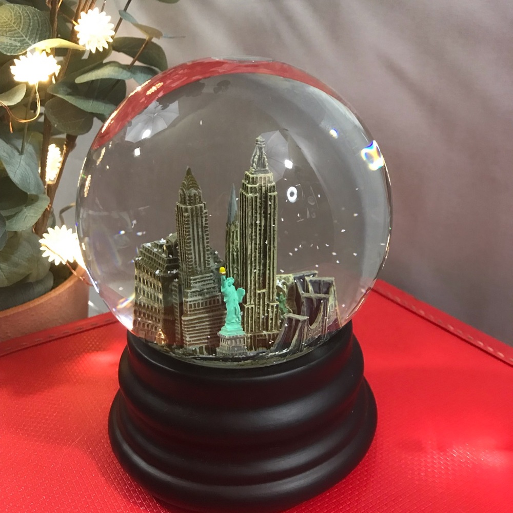 SOLD Saks New York City Snowglobe - Picture 2 of 4